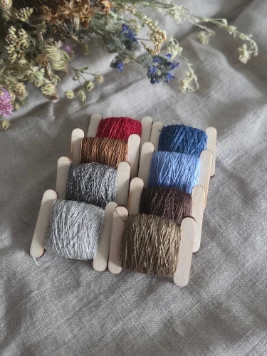 Nici lniane do szycia ręcznego na drewnianej szpulce