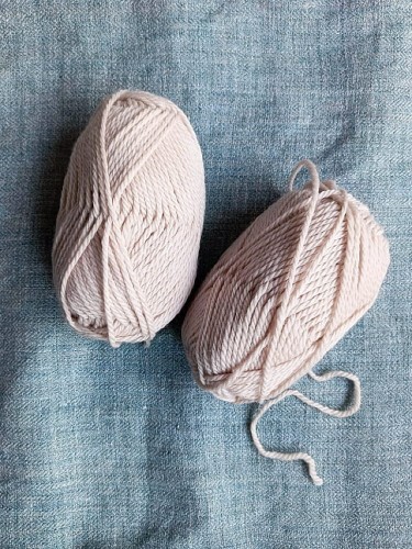 Motek wełny w kolorze naturalnej bieli