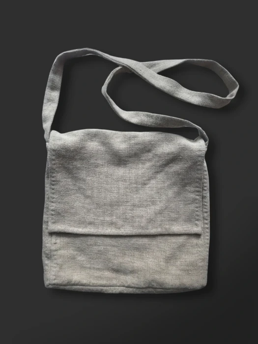 Średniowieczna torba pielgrzymka lniana z klapą – ręcznie wykończone szwy lniane, widok frontu, Bestiae Silvae